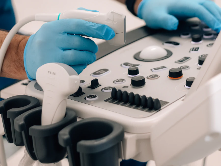 Mavi eldivenli hekim renkli doppler ultrason cihazıyla kalp taraması yapıyor