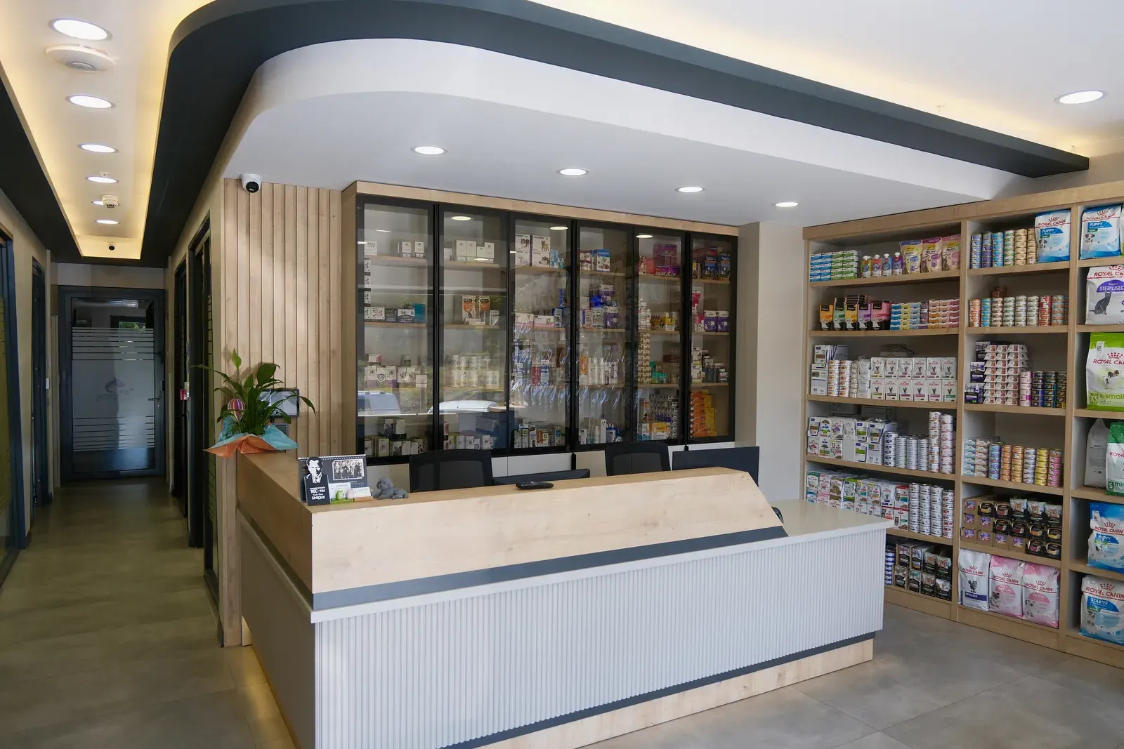 Resepsiyon ve petshop reyonları