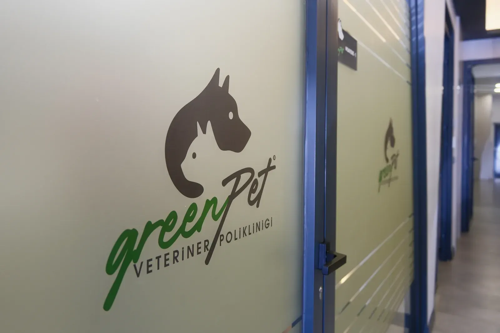 GreenPet logolu cam bölme